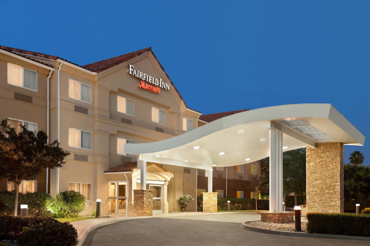 fairfield inn by marriott visalia sequoia voorkant.jpg