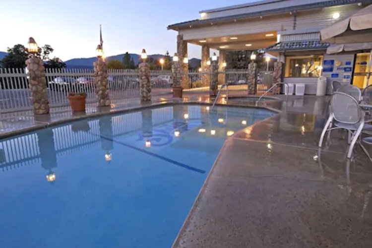 yosemite southgate hotel & suites zwembad.jpg