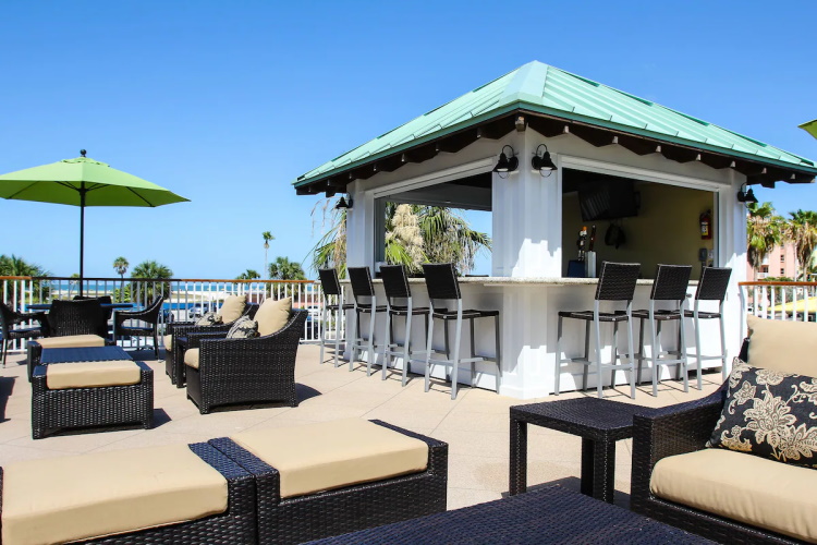 treasure bay resort & marina buitenbar.jpg
