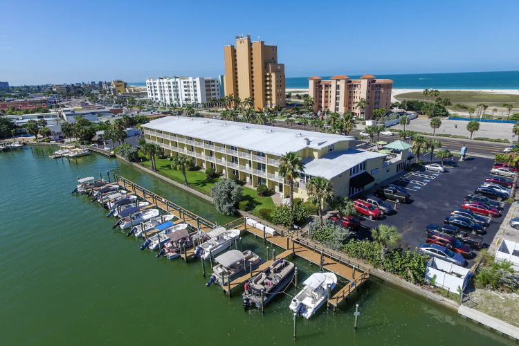 treasure bay resort & marina buitenkant.jpg