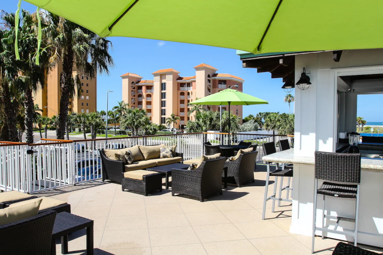 treasure bay resort & marina buitenterras.jpg