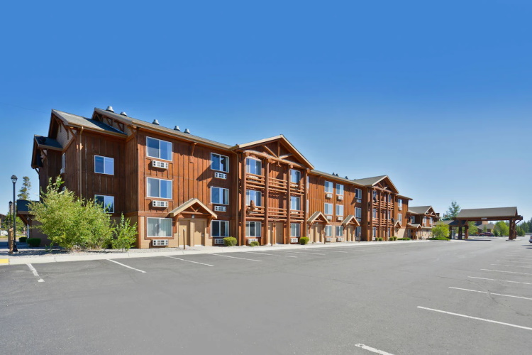kelly inn west yellowstone hotel voorkant.jpg
