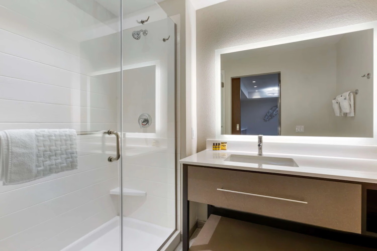best western plus executive residency phoenix north happy valley badkamer.jpg