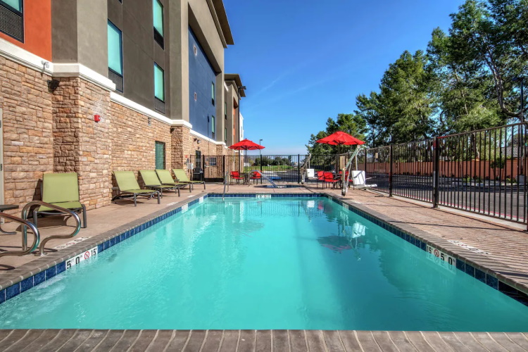 hampton inn fresno airport zwembad.jpg