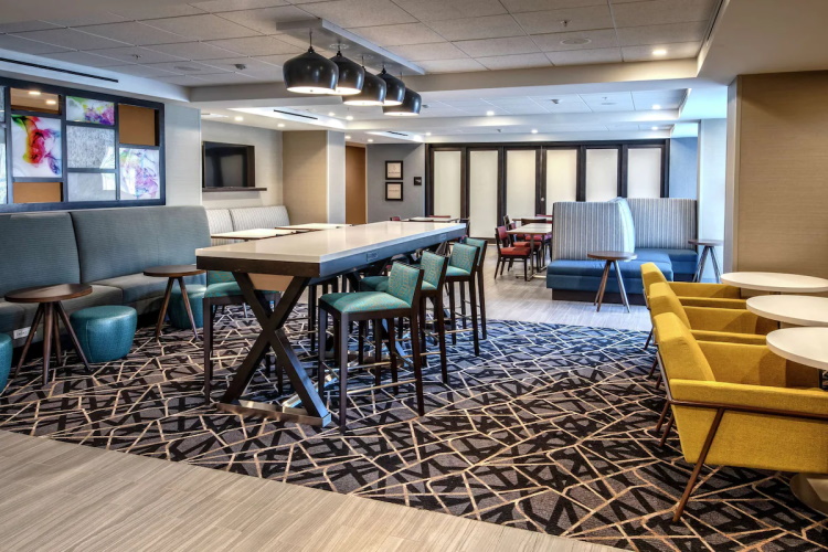 hampton inn fresno airport lounge.jpg