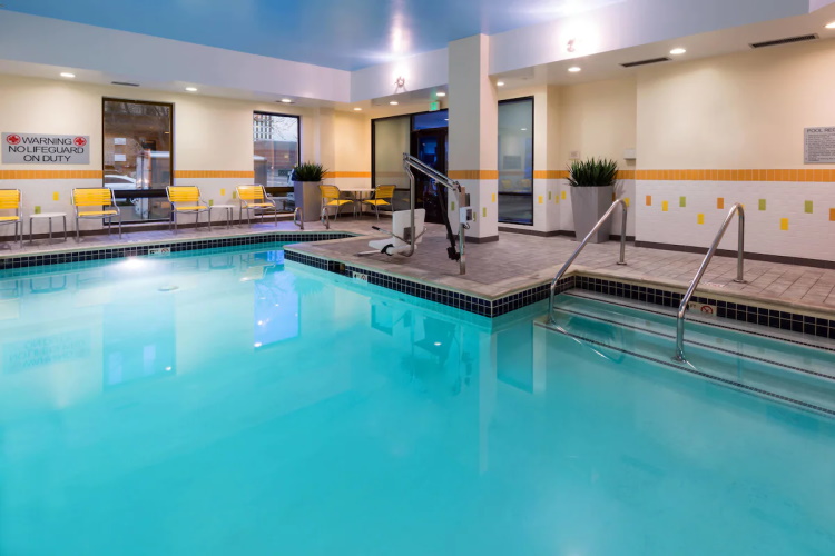 fairfield inn & suites by marriott denver cherry creek binnenzwembad.jpg