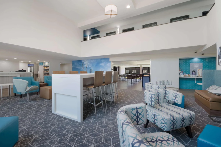clarion pointe oklahoma city airport lounge.jpg