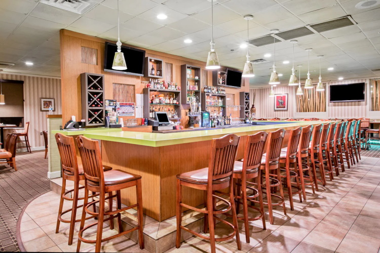 holiday inn tanglewood bar.jpg