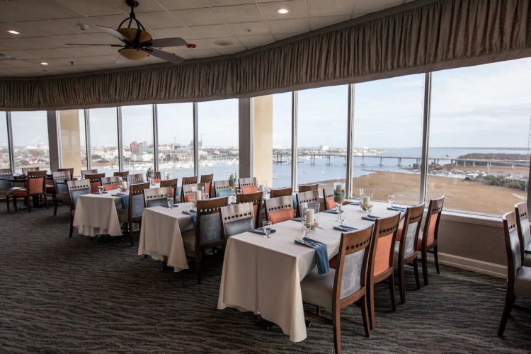 holiday inn charleston riverview dineren.jpg
