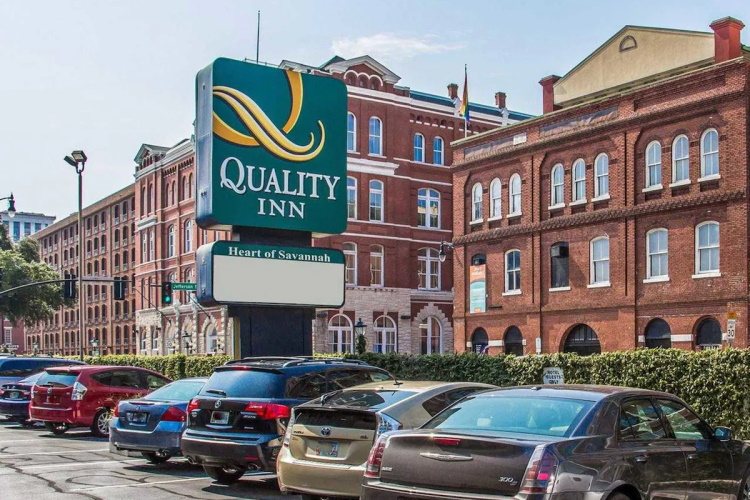 quality inn savannah historic district voorkant.jpg