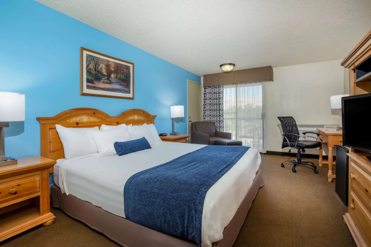 baymont by wyndham yakima kamer.jpg