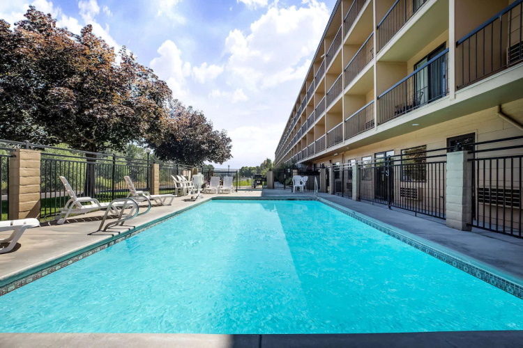 baymont by wyndham yakima zwembad.jpg