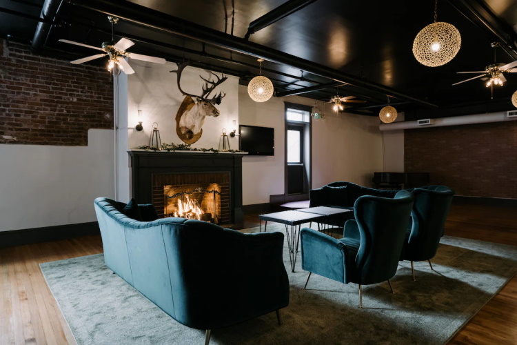 hood river hotel openhaard.jpg