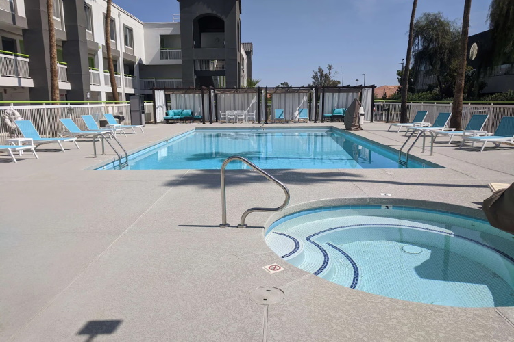 surestay plus hotel by best western scottsdale north zwembad.jpg