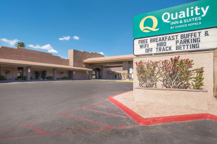 quality inn & suites lake havasu buitenkant.jpg