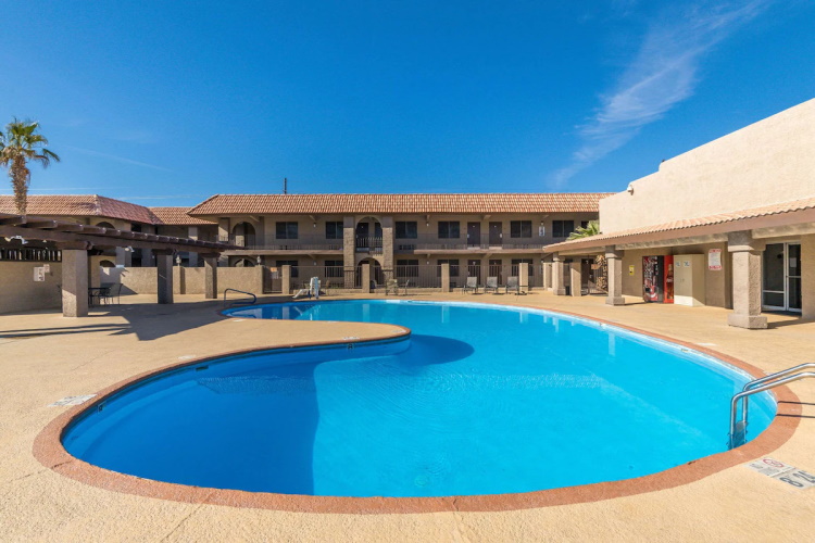 quality inn & suites lake havasu zwembad.jpg