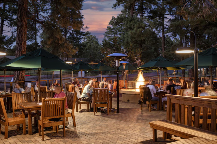 yavapai lodge buiten zitten.jpg