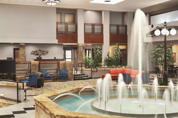 radisson hotel fort worth fossil creek centrale hal.jpg