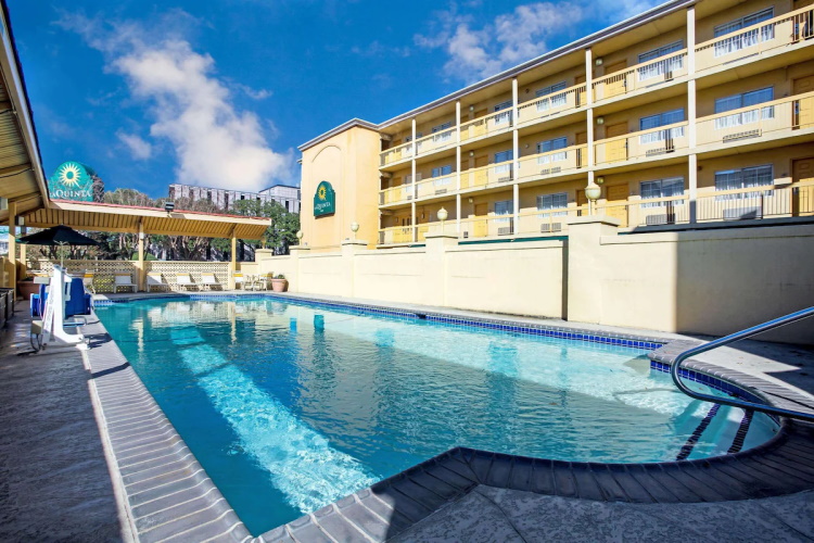 la quinta inn by wyndham austin capitol zwembad.jpg