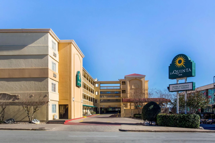 la quinta inn by wyndham austin capitol buitenkant.jpg