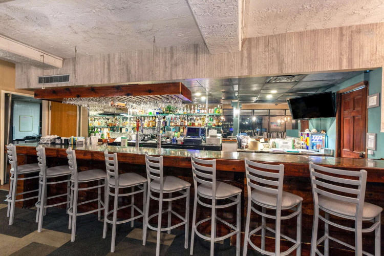 ramada plaza by wyndham virginia beach bar.jpg
