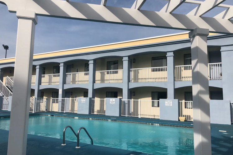 ramada plaza by wyndham virginia beach zwembad.jpg