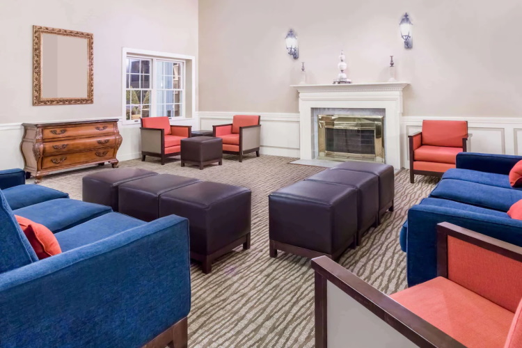 days inn by wyndham williamsburg historic area lounge.jpg