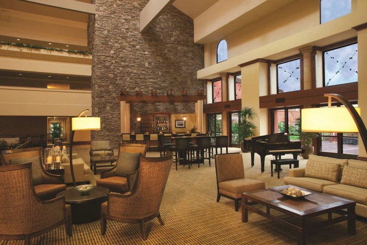 doubletree by hilton hotel sonoma wine country lounge.jpg
