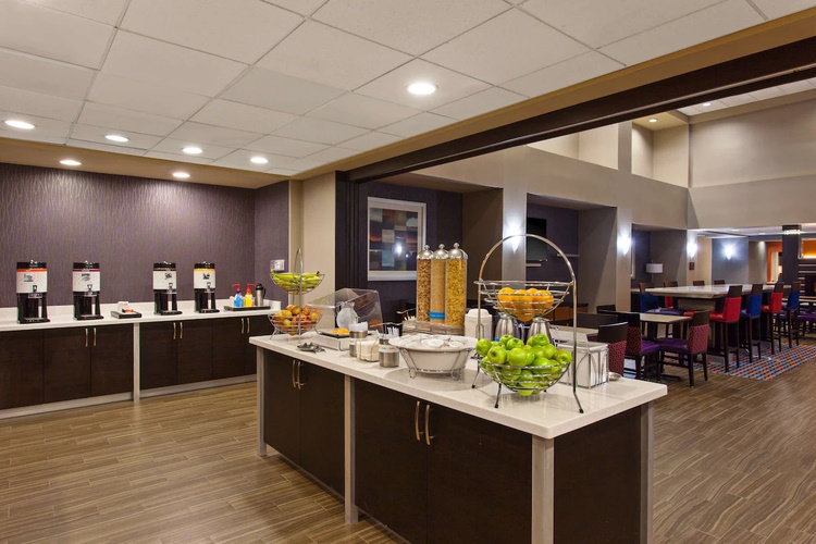 hampton inn suites merced ontbijt.jpg
