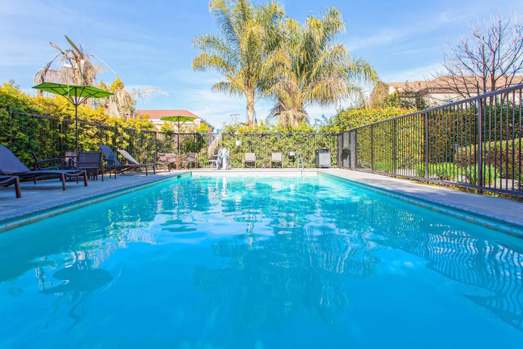 hampton inn suites merced zwembad.jpg