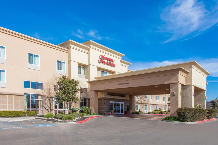 hampton inn suites merced buitenkant.jpg