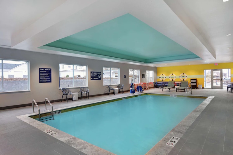 tru by hilton springfield downtown zwembad.jpg