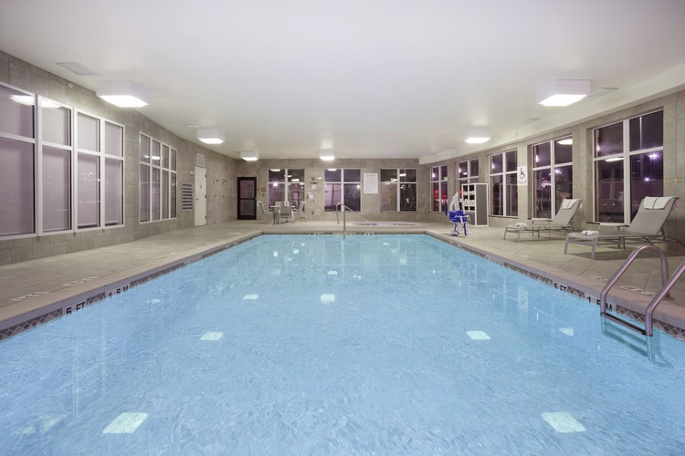 holiday inn express en suites amarillo binnenzwembad.jpg