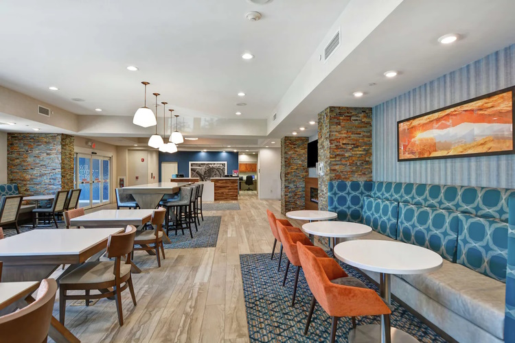 hampton inn moab ontbijtruimte.jpg