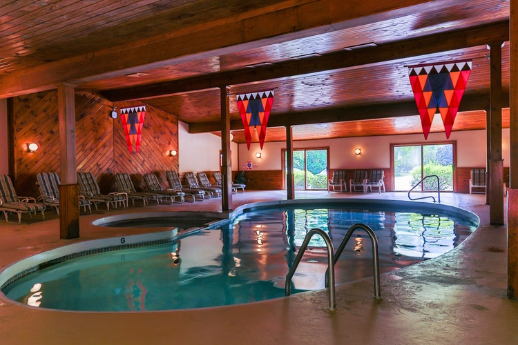 woodwards white mountain resort zwembad binnen.jpg