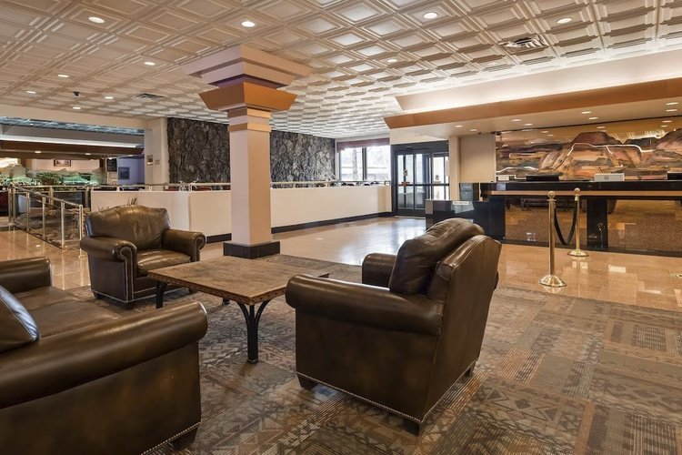 squire resort at grand canyon best western lounge.jpg