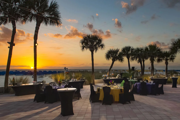 island grand a tradewinds beach resort buiten zitten.jpg