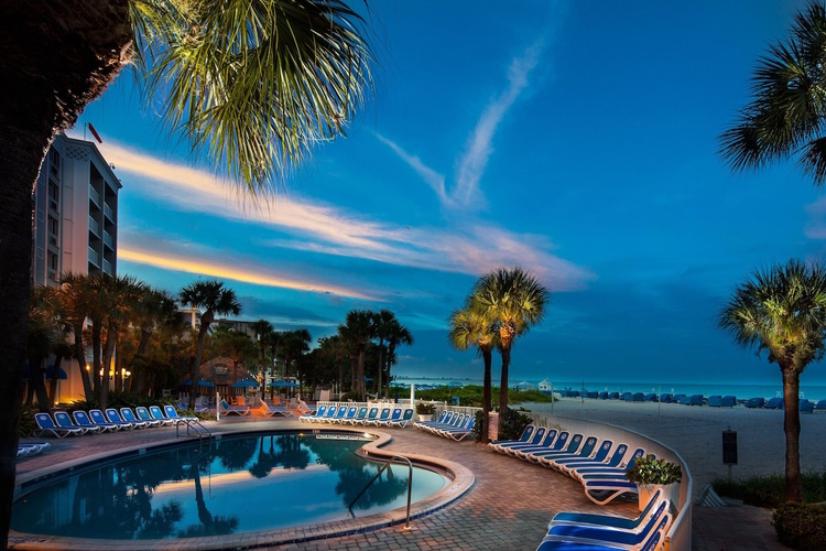 island grand a tradewinds beach resort zwembad avond.jpg