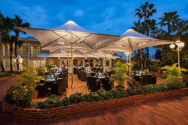 island grand a tradewinds beach resort buiten eten.jpg
