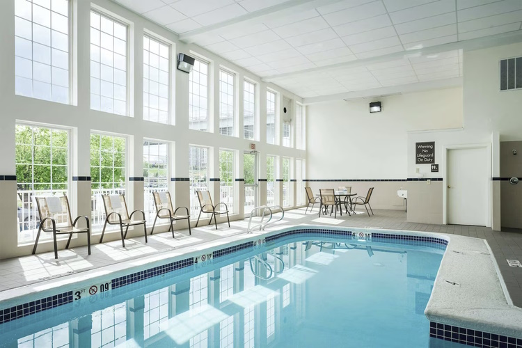 wingate by wyndham anchorage downtown zwembad.jpg