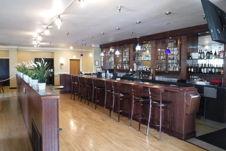 wingate by wyndham mt. vernon restaurant bar.jpg