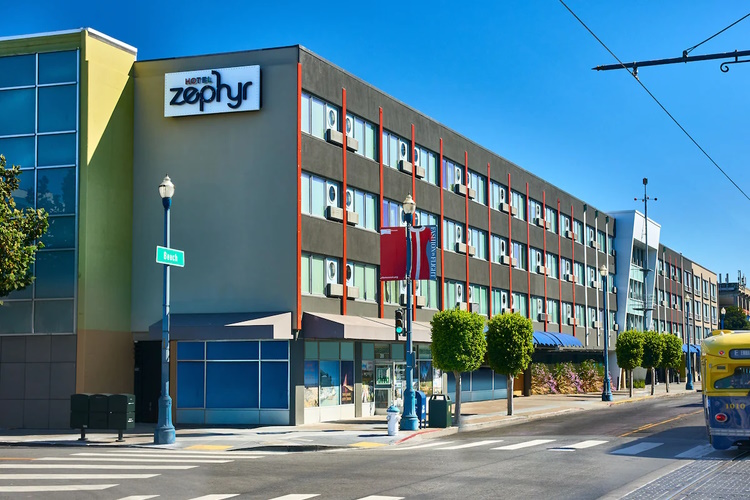 zephyr hotel voorkant.jpg