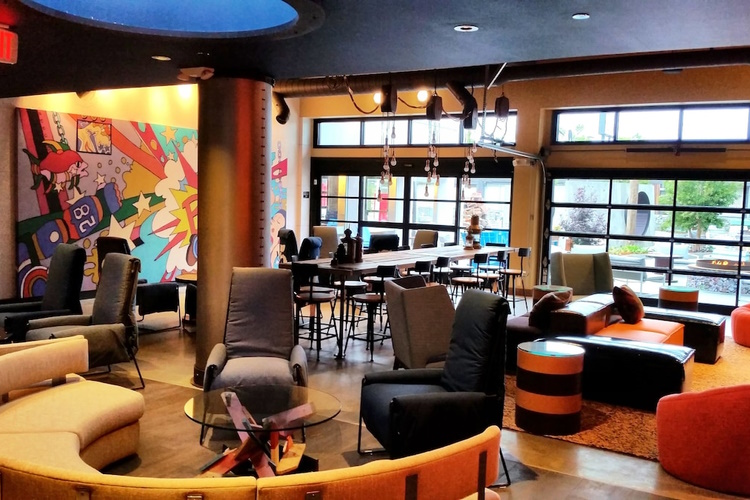 zephyr hotel buiten lobby.jpg