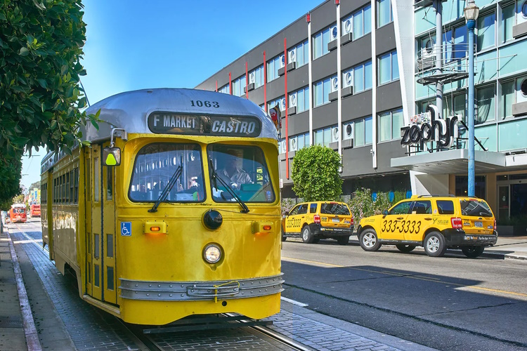 zephyr hotel buiten tram.jpg