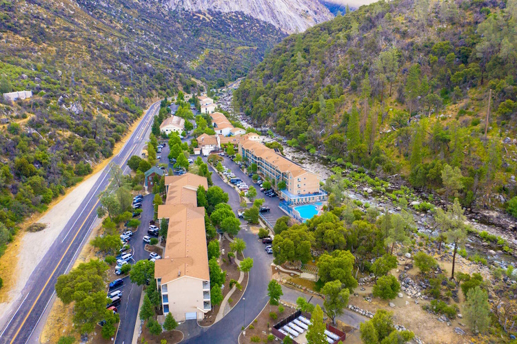 yosemite view lodge vanuit de lucht.jpg