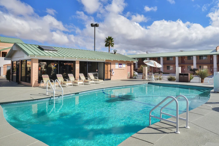 best western plus king's inn and suites zwembad.jpg
