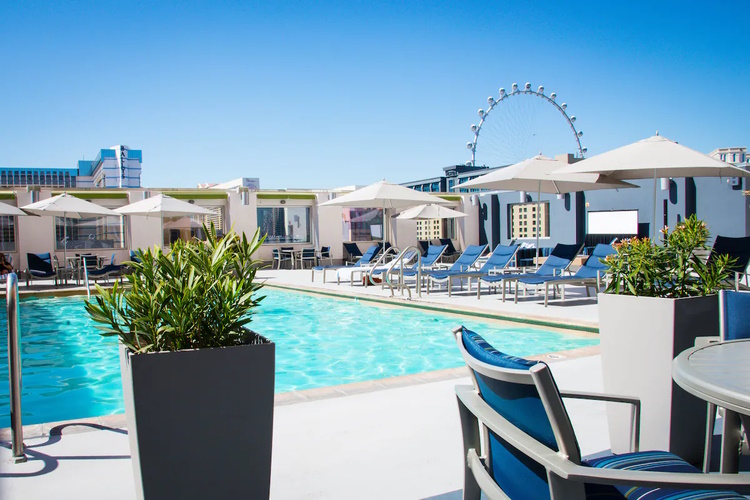 the platinum hotel & spa zwembad.jpg