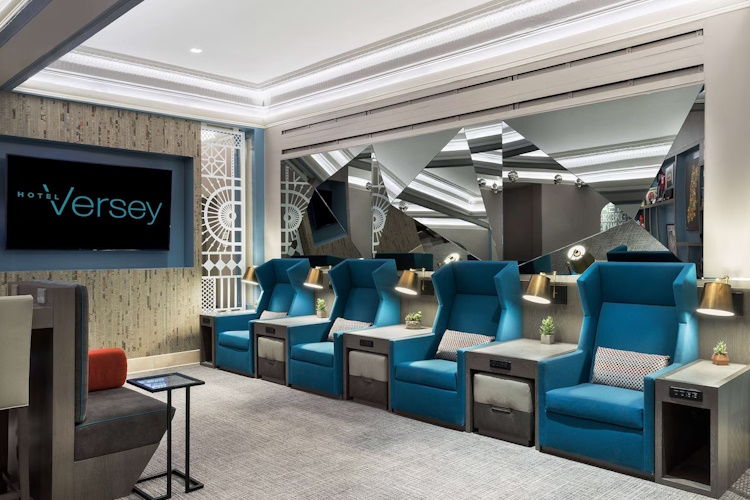 hotel versey lobby.jpg