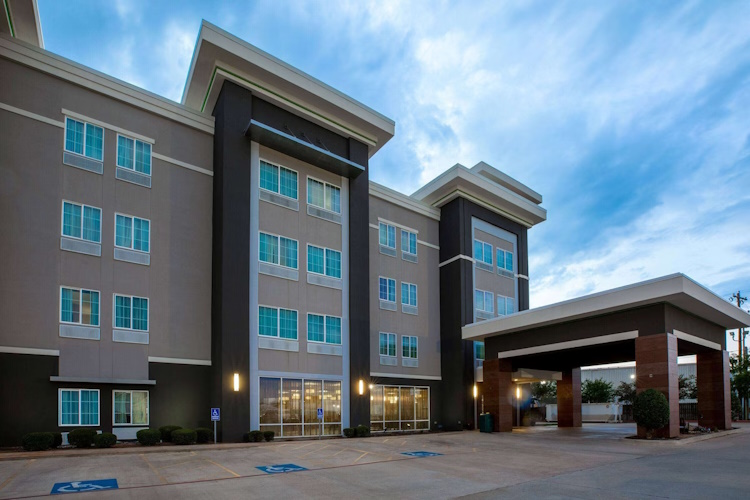 la quinta inn suites by wyndham durant voorkant.jpg