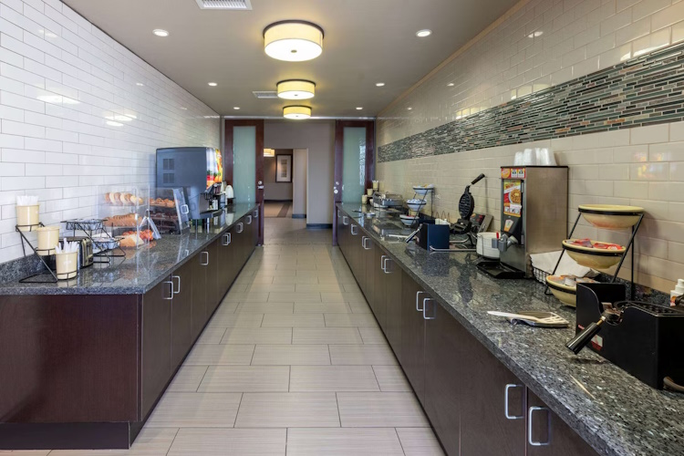 la quinta inn suites by wyndham durant ontbijt.jpg